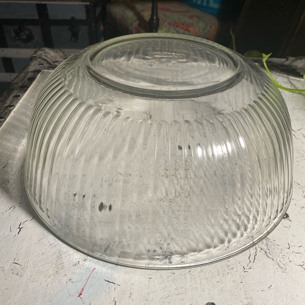 1Pyrex Small Ribbed 4.5 Quart Mixing Bowl - Picture 6 of 10